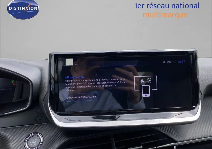 Écran tactile central du tableau de bord d’une Peugeot 208 gris sélénium, avec interface Mirror Screen affichée.