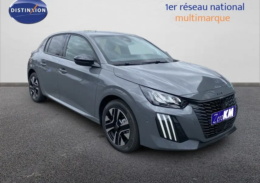 Peugeot 208 gris sélénium métal vue 3/4 avant droit avec calandre noire et feux LED distinctifs.