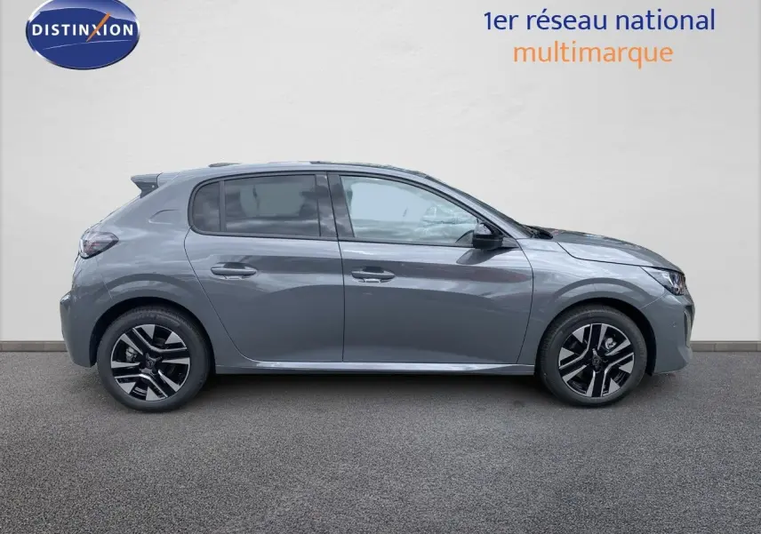 Vue de profil côté gauche d'une Peugeot 208 Hybrid 145ch Allure gris selenium métallisé avec jantes noires et détails modernes.