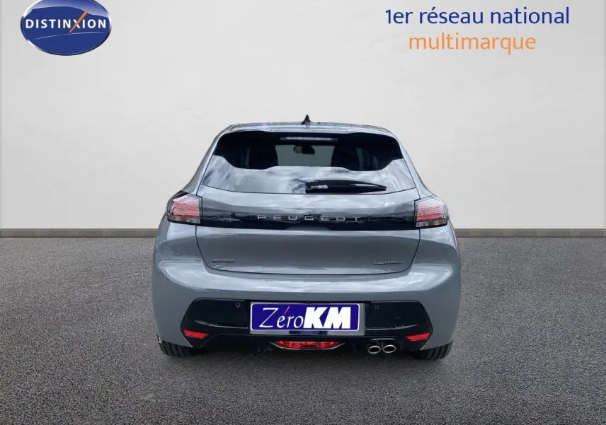 Vue arrière d'une Peugeot 208 hybride gris selenium metal avec double sortie d'échappement et feux LED distinctifs.