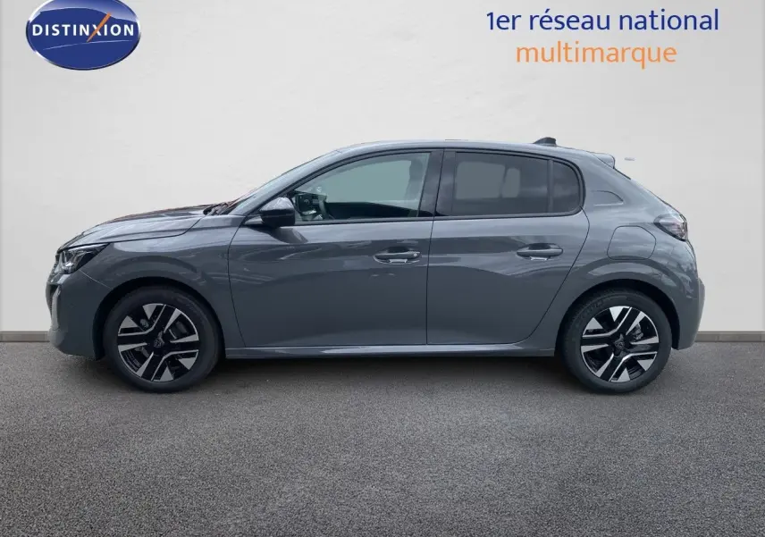 Peugeot 208 gris selenium métal vue de profil côté gauche, soulignant ses jantes alliage et lignes modernes.