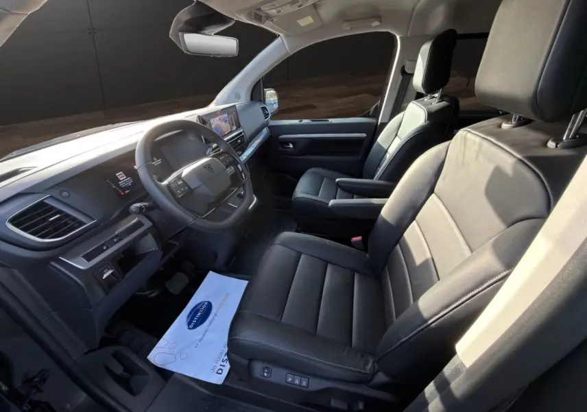 Vue intérieure côté conducteur du Peugeot Expert Fourgon 2026, sièges en cuir noir et tableau de bord moderne avec écran tactile.