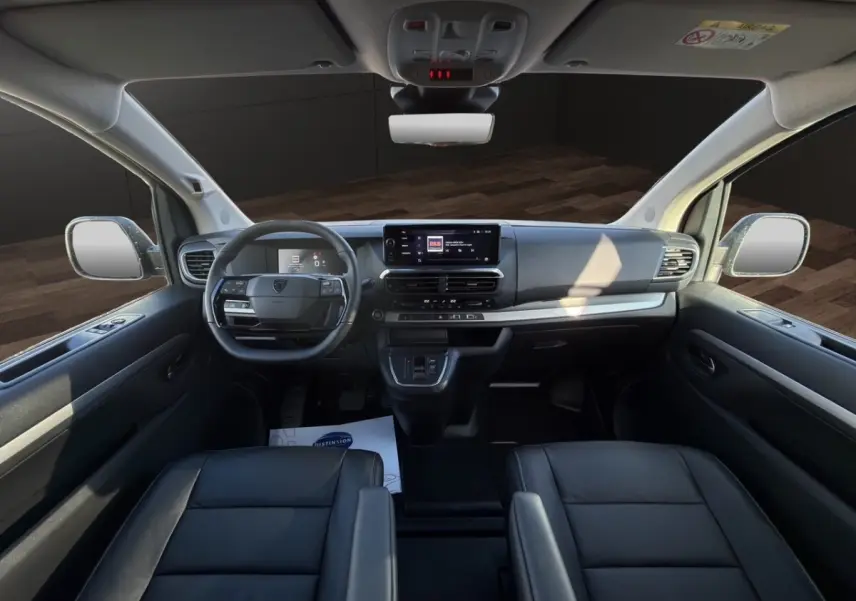 Vue intérieure frontale du Peugeot Expert Fourgon 2026, avec tableau de bord moderne et sièges en cuir noir.
