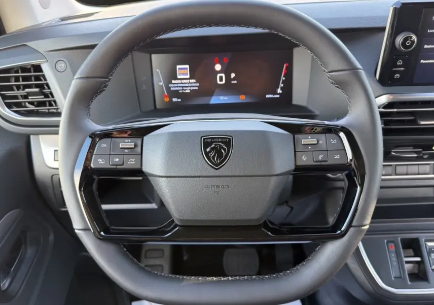 Vue rapprochée du volant noir multifonctions et du tableau de bord numérique du Peugeot Expert Fourgon XL Diesel 2026.