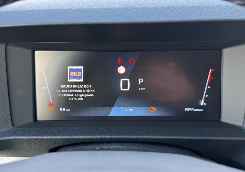 Tableau de bord numérique du Peugeot Expert Fourgon XL 2026 affichant la vitesse, régime moteur et radio en mode station FM.