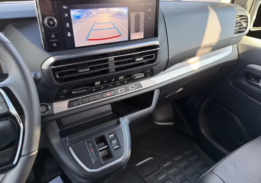 Vue intérieure côté passager du tableau de bord gris foncé du Peugeot Expert Fourgon avec écran tactile et commandes centrales.