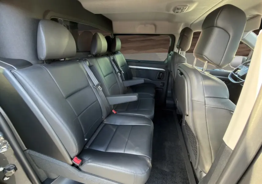 Vue intérieure côté droit montrant la banquette arrière en cuir noir du Peugeot Expert Fourgon gris foncé 2026.