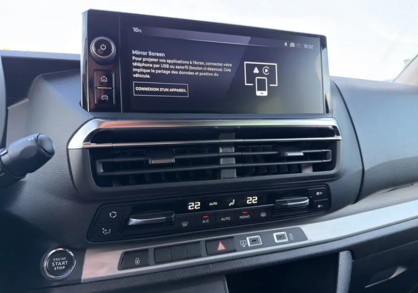 Vue rapprochée du tableau de bord du Peugeot Expert Fourgon gris foncé, avec écran tactile et commandes climatisation.