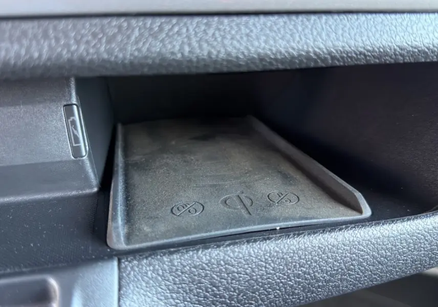Gros plan sur le compartiment de rangement intérieur avec surface antidérapante du Peugeot Expert Fourgon gris foncé.