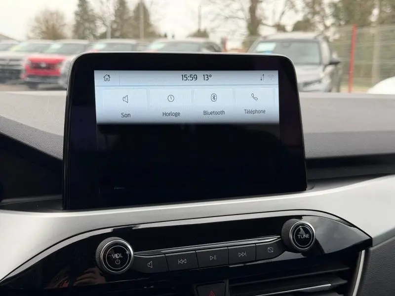 Écran tactile central du Ford Kuga 2024 1.5 EcoBoost Titanium, affichant les options Son, Horloge, Bluetooth et Téléphone.