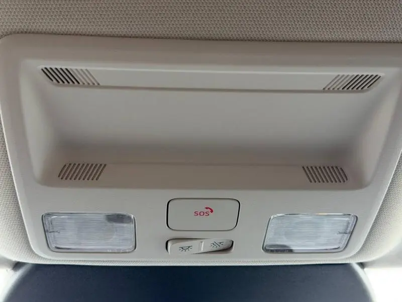 Vue en gros plan du plafonnier intérieur beige avec bouton SOS et éclairages du Ford Kuga 2024 Titanium.