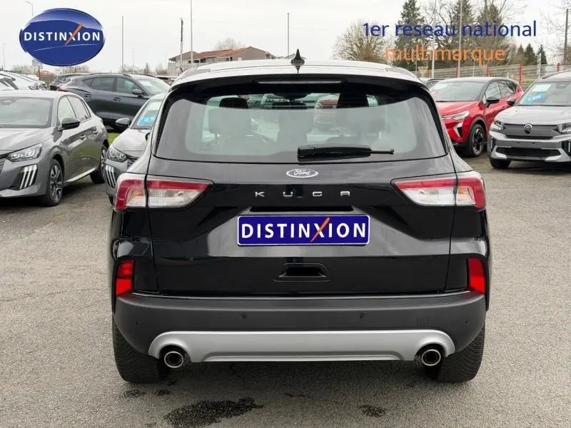 Vue arrière d’un Ford Kuga 1.5 EcoBoost 150ch Titanium noir, avec double sortie d’échappement et logo Distinxion.
