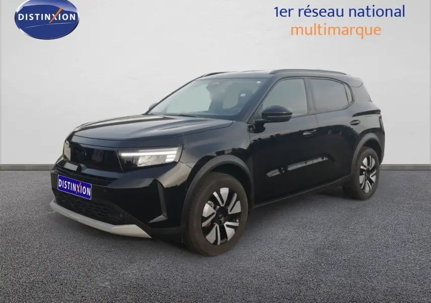 Opel Frontera 2025 noir Karbon en 3/4 avant droit, SUV hybride avec jantes bicolores et lignes modernes.