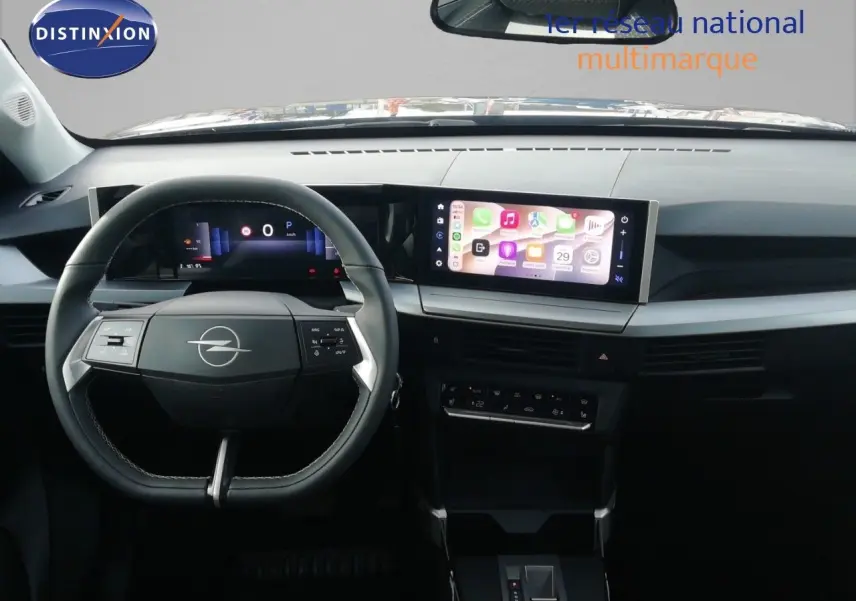Intérieur noir de l’Opel Frontera 2025, vue frontale du tableau de bord avec écran tactile et volant multifonction.
