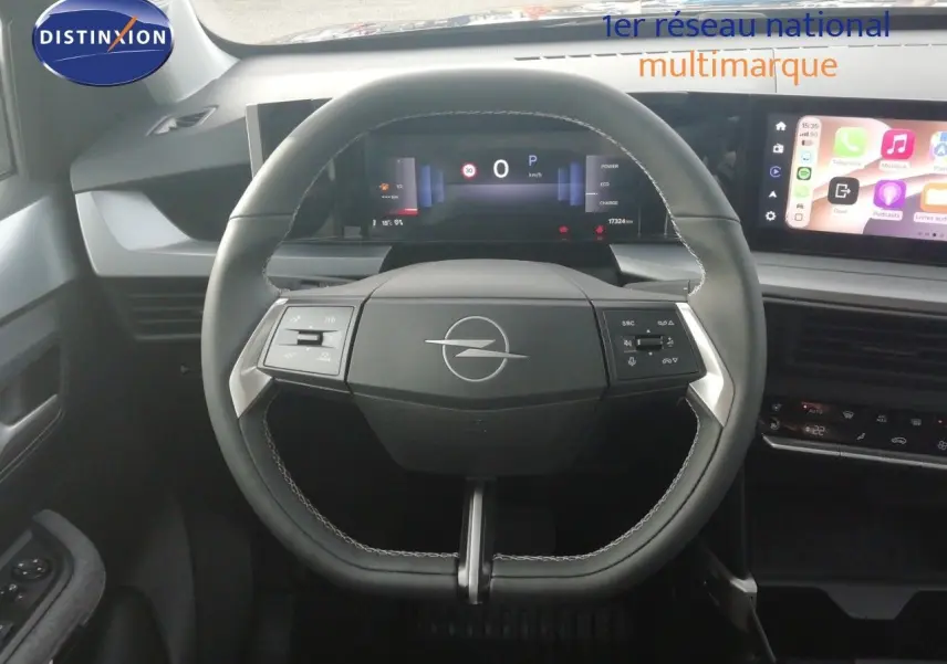 Vue intérieure centrée sur le volant noir de l'Opel Frontera 2025 avec tableau de bord numérique et écran tactile latéral.