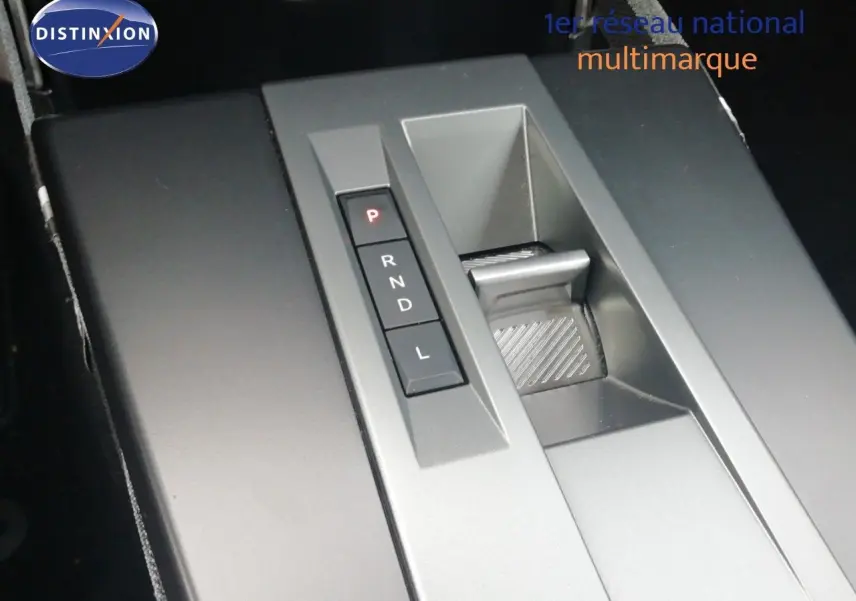 Gros plan sur la console centrale grise avec sélecteur de boîte automatique et boutons de commande de l’Opel Frontera noir Karbon.