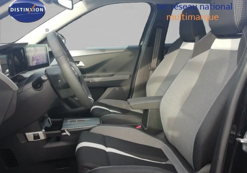 Vue intérieure côté conducteur de l'Opel Frontera 2025 avec sièges tissu gris et noir et tableau de bord moderne.