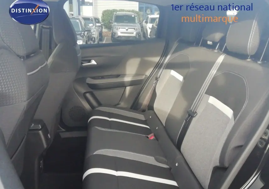 Vue intérieure côté droit montrant la banquette arrière en tissu gris et noir du Opel Frontera 2025 noir Karbon.