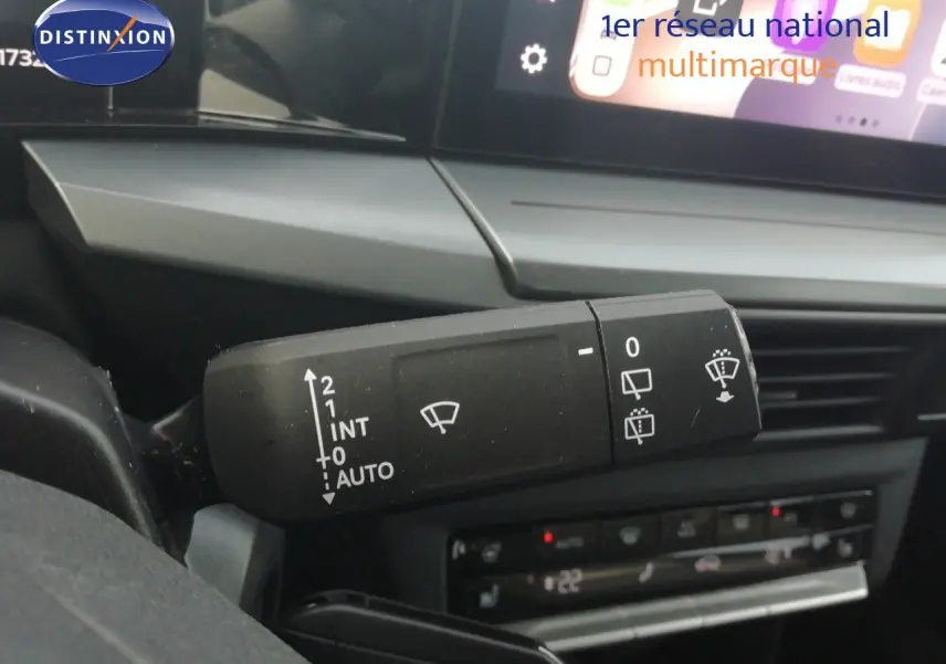Gros plan sur la commande d'essuie-glace à gauche du volant dans l'habitacle noir de l'Opel Frontera 2025.
