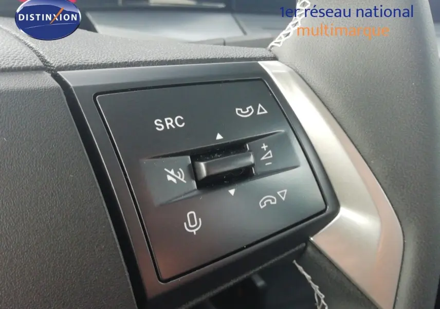 Détail du volant noir avec commandes audio et téléphone du Opel Frontera 1.2 Turbo Hybrid 2025, finition Karbon.
