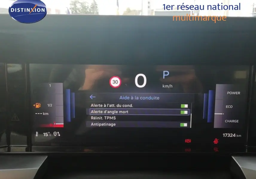 Tableau de bord numérique de l’Opel Frontera 2025, affichant les aides à la conduite et l’état du véhicule.