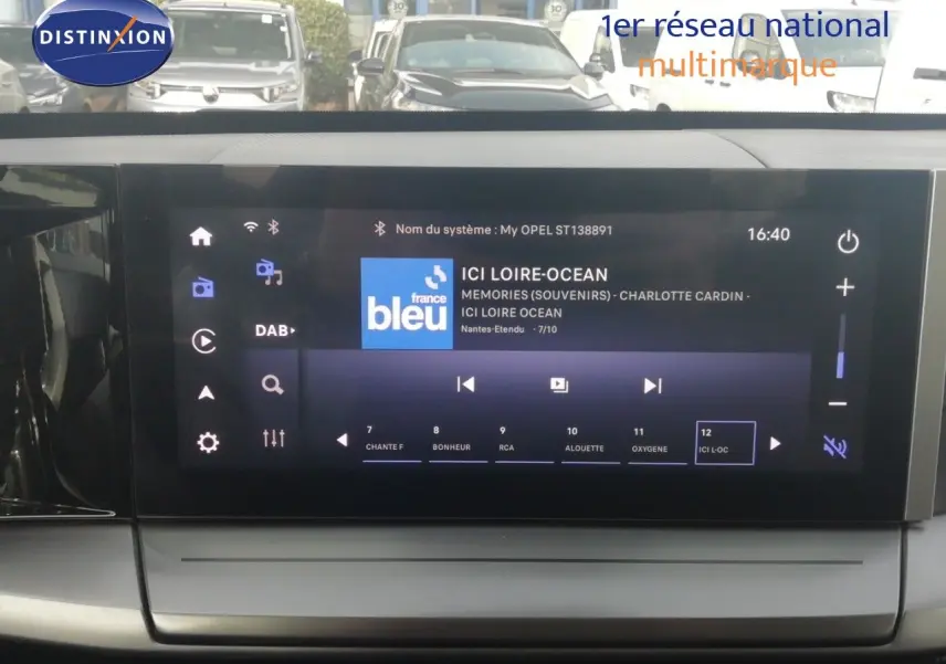 Écran tactile multimédia intérieur de l’Opel Frontera 2025 affichant une radio numérique avec interface moderne.