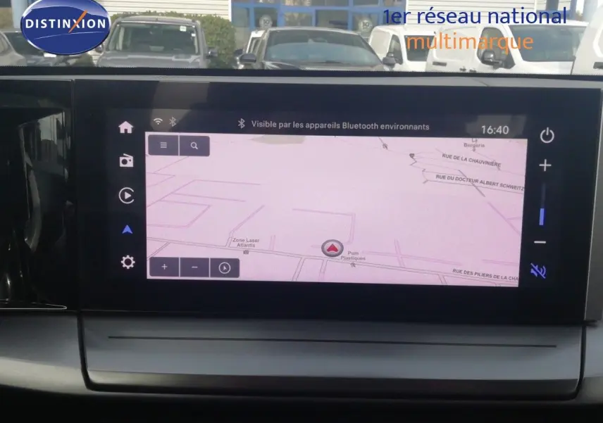 Vue intérieure centrée sur l'écran tactile du système de navigation de l'Opel Frontera 2025 noir Karbon.
