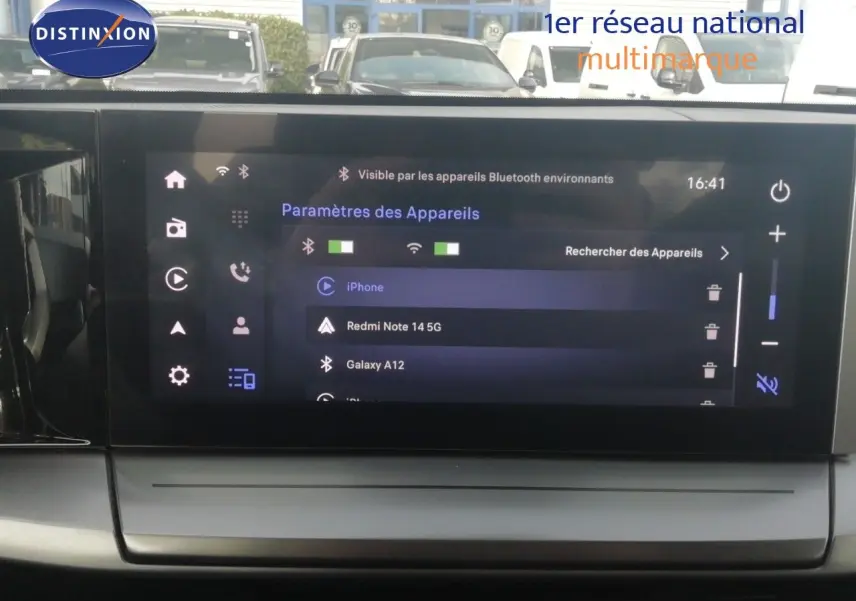 Écran tactile central de l’Opel Frontera 2025 affichant les paramètres Bluetooth, intérieur noir.