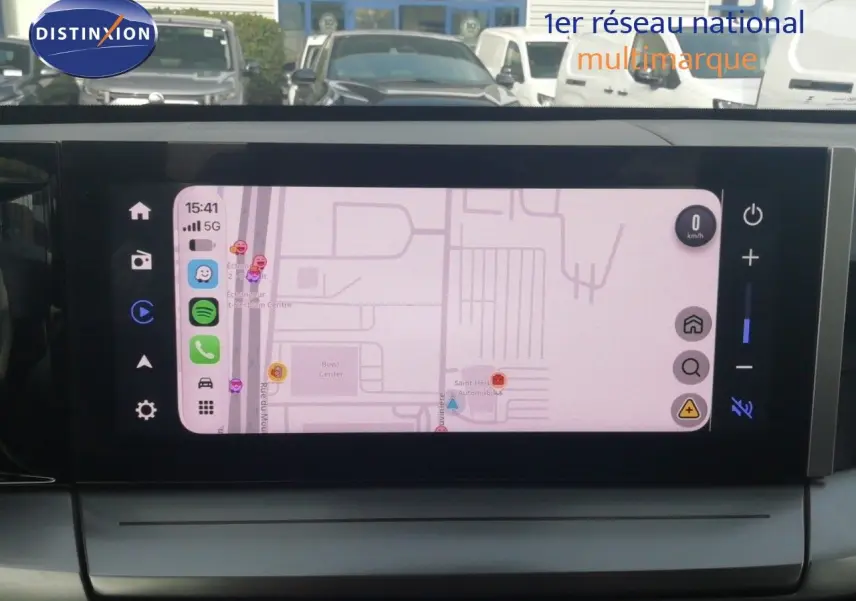 Écran tactile central affichant la navigation dans un Opel Frontera 2025, intérieur gris avec commandes numériques.