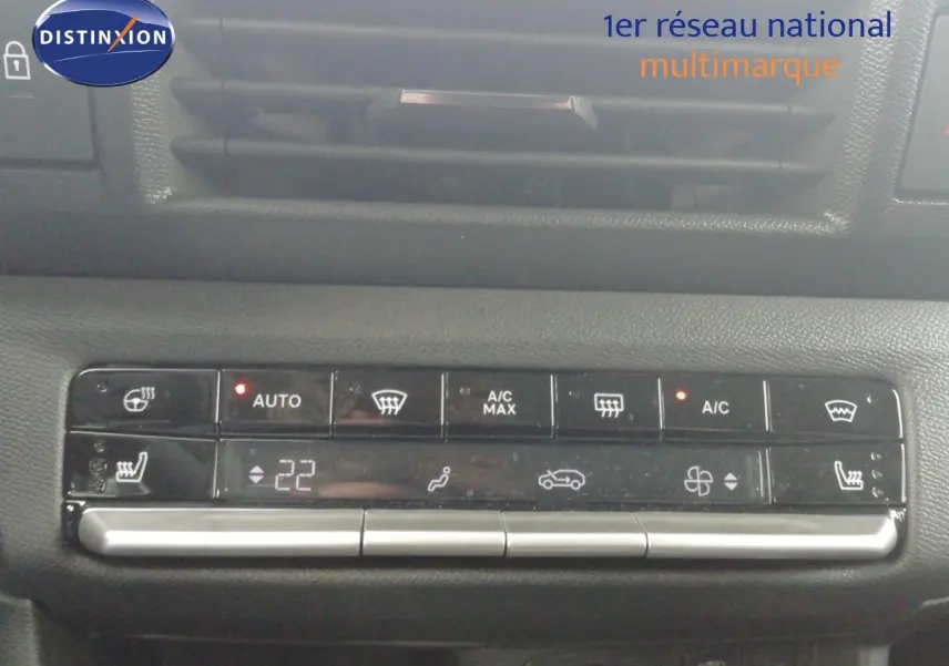 Vue rapprochée de la commande de climatisation automatique sur tableau de bord noir d’Opel Frontera 2025.