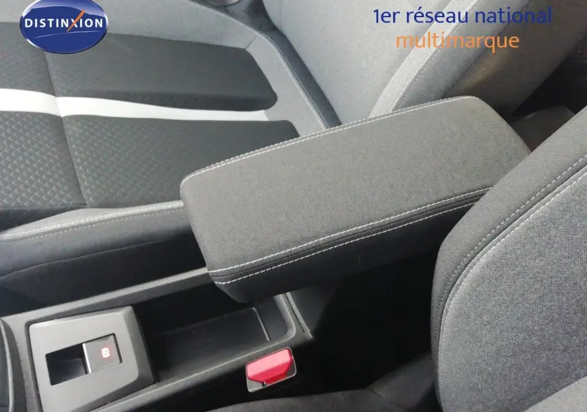 Gros plan sur l'accoudoir central et les sièges tissu gris de l'Opel Frontera 2025, version hybride noire Karbon.