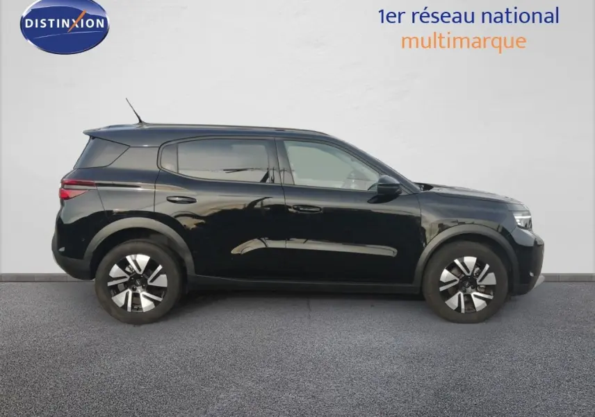 Vue de profil côté gauche d'un Opel Frontera 2025 noir Karbon avec jantes bi-ton et toit noir.