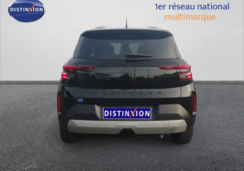 Vue arrière d'un Opel Frontera noir Karbon 2025 avec feux LED et pare-chocs gris clair.