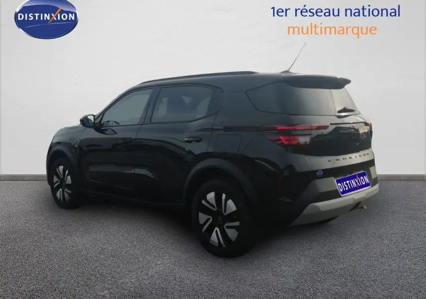 Vue 3/4 arrière droite de l'Opel Frontera 2025 noir Karbon avec jantes bi-ton et feux arrière LED distinctifs.