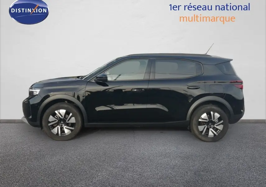 Vue de profil côté gauche d’un Opel Frontera 2025 noir Karbon avec jantes bi-ton et lignes modernes.