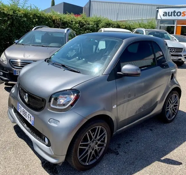 Vue 3/4 avant droite d'une Smart Fortwo Coupé électrique gris métallisé version Brabus Style de 2019.