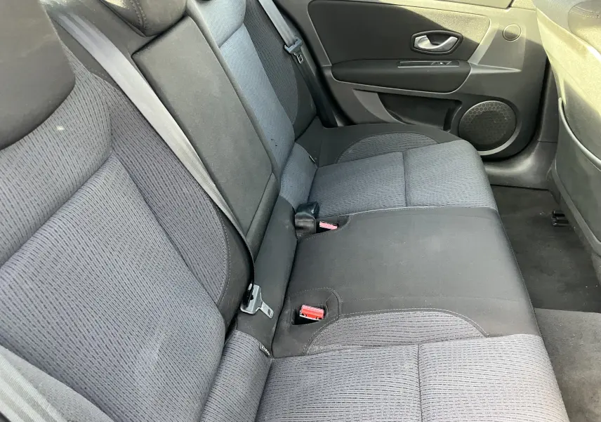 Vue intérieure côté droit des sièges arrière en tissu noir et gris d'une Renault Laguna 1.5l dci 2008.