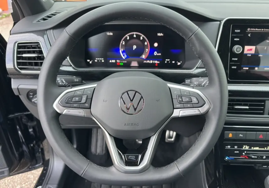 Vue rapprochée du volant cuir multifonctions et du tableau de bord digital du Volkswagen T-Cross noir intense 2025 R-Line.