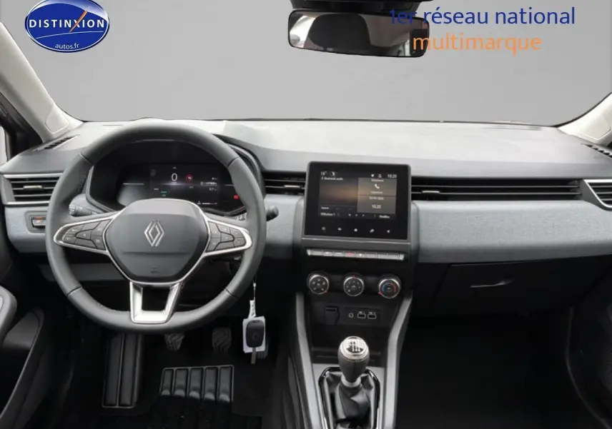 Vue intérieure frontale du tableau de bord gris clair de la Renault Clio V avec volant multifonction et écran tactile central.