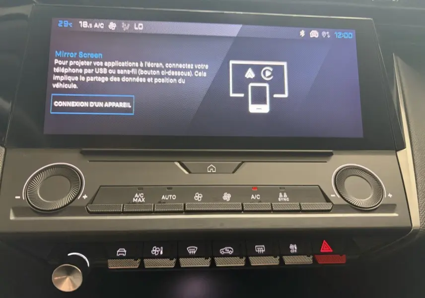 Vue rapprochée de la console centrale tactile et des commandes de climatisation du Peugeot 308 2024.