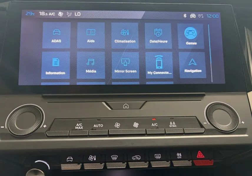 Écran tactile central affichant les menus de la climatisation et multimédia dans l’habitacle d’une Peugeot 308 blanche 2024.