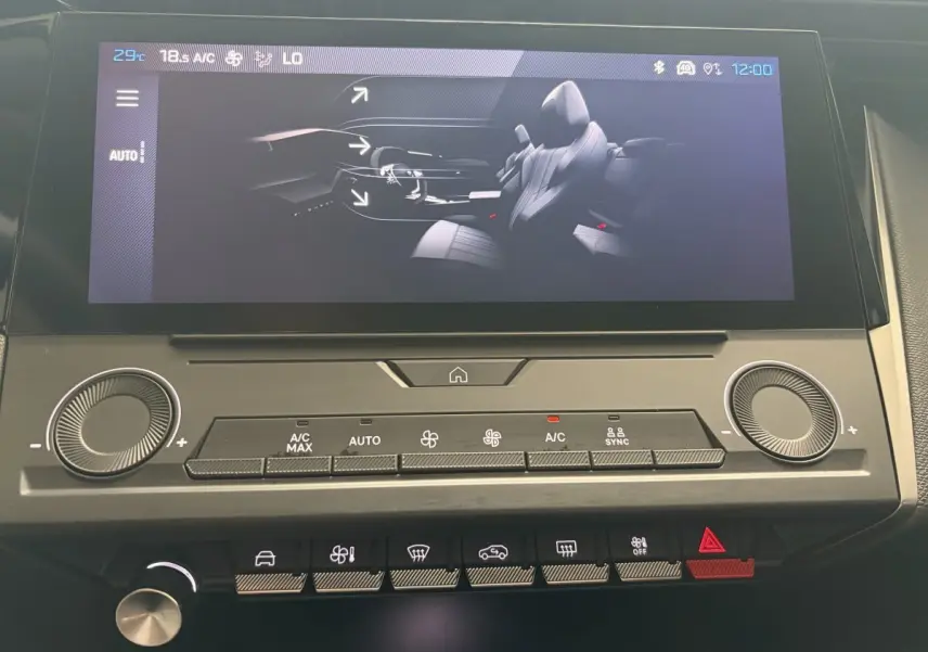 Écran tactile central et commandes climatisation de la Peugeot 308 blanche 2024, vue intérieure frontale.