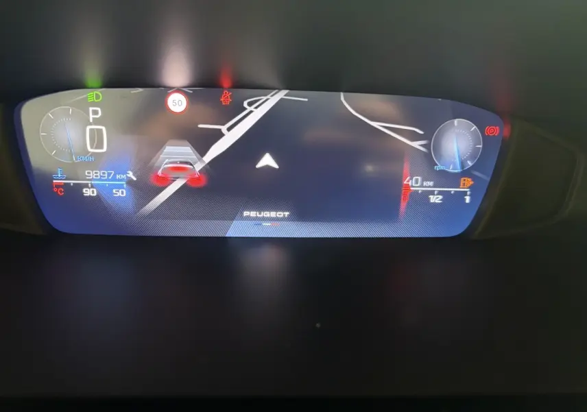 Affichage numérique du combiné instruments de la Peugeot 308 blanc, avec indication vitesse, navigation et jauges moteur.