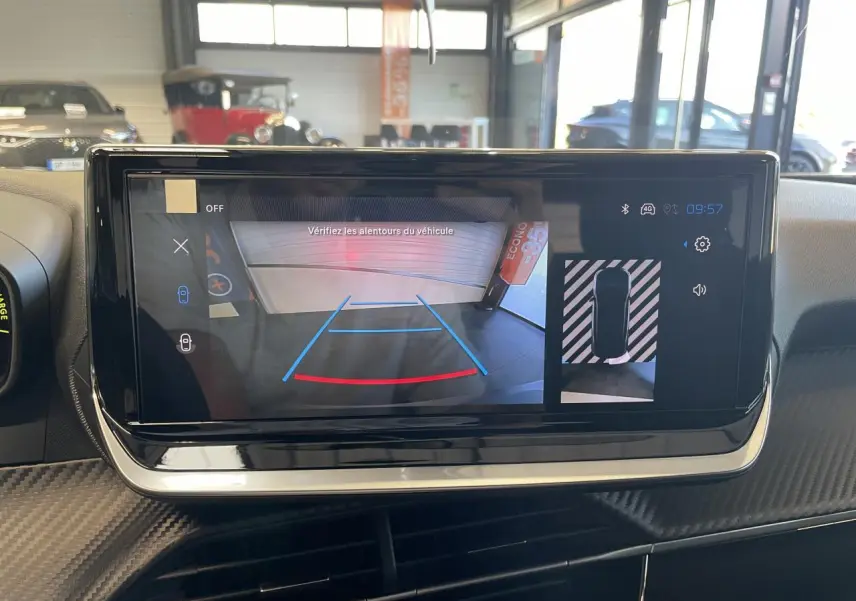 Écran tactile 10'' HD de la Peugeot 2008 blanc montrant la caméra de recul avec lignes de guidage en intérieur.