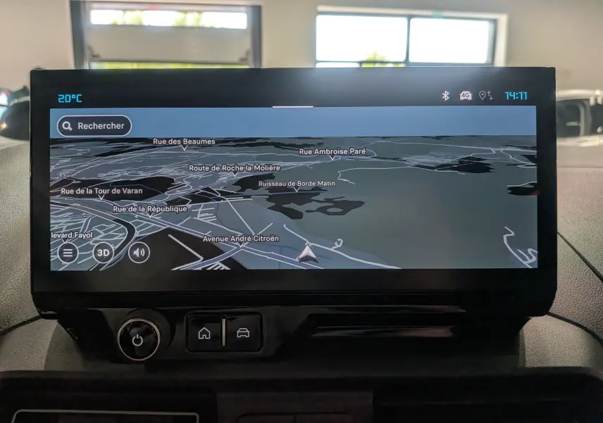 Écran tactile central du Citroën Berlingo 2025 blanc, affichant la navigation GPS avec carte en 3D.