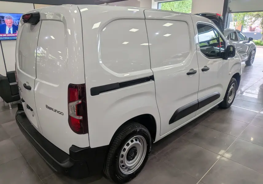 Vue 3/4 arrière droite d'un Citroën Berlingo Van blanc 2025 avec portes latérales pleines et jantes acier simples.