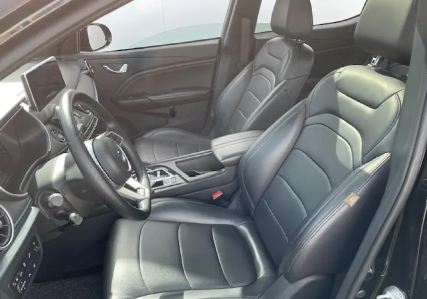 Intérieur côté conducteur du SERES 3 Luxury 2022 en similicuir noir, avec tableau de bord et écran tactile visible.