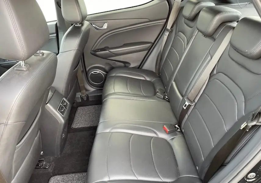 Vue intérieure côté droit des sièges arrière en similicuir noir du SERES 3 Luxury 2022 avec ceintures et appuie-têtes.