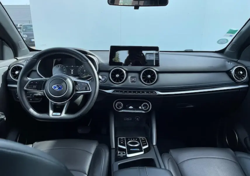 Vue intérieure avant du SERES 3 Luxury 2022 avec tableau de bord noir, volant multifonction et écran tactile central.