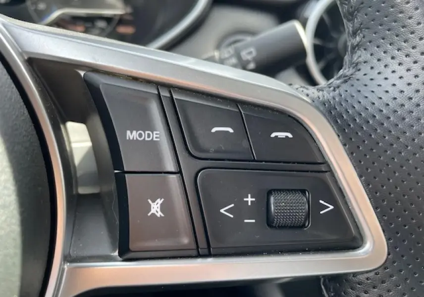 Gros plan sur les commandes multifonctions noires du volant cuir perforé du SERES 3 Luxury noir métal 2022.